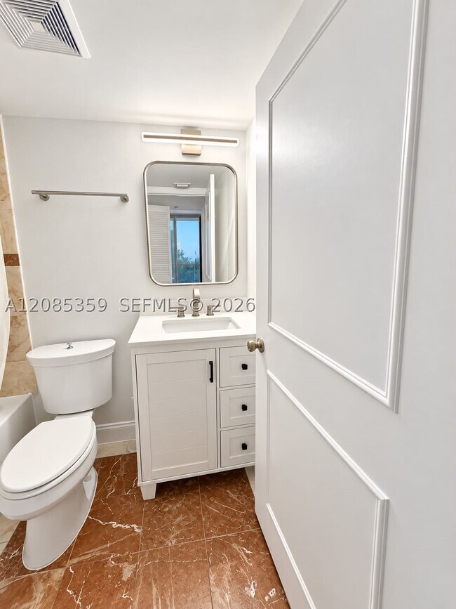 Building Photo - 540 Brickell Key Dr