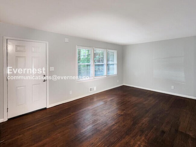 Building Photo - 3 Bed/2 Bath Home with Off-Street Parking / Pet-Friendly / Coming Soon!