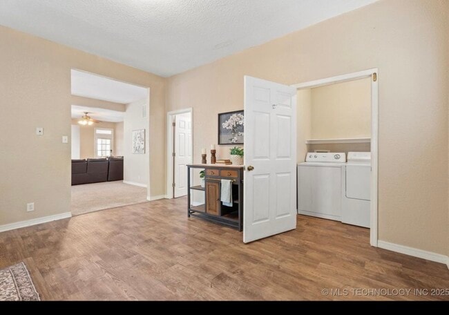 Building Photo - 806 S Osage Ave