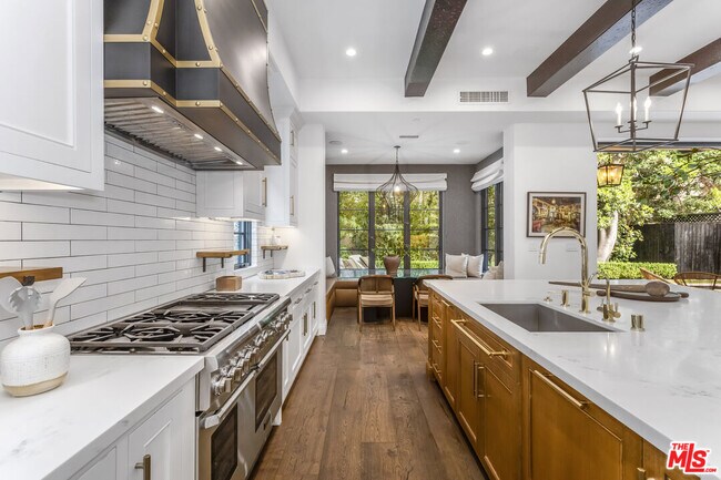 Building Photo - 820 N Vista St