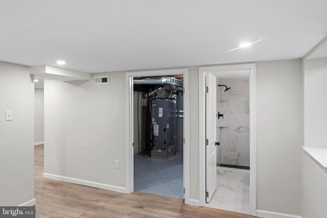 Building Photo - 5004 Barnaby Ln