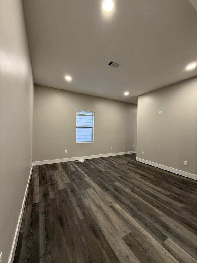 Building Photo - Newly Renovated 2 bedroom in Lincoln- Larimer