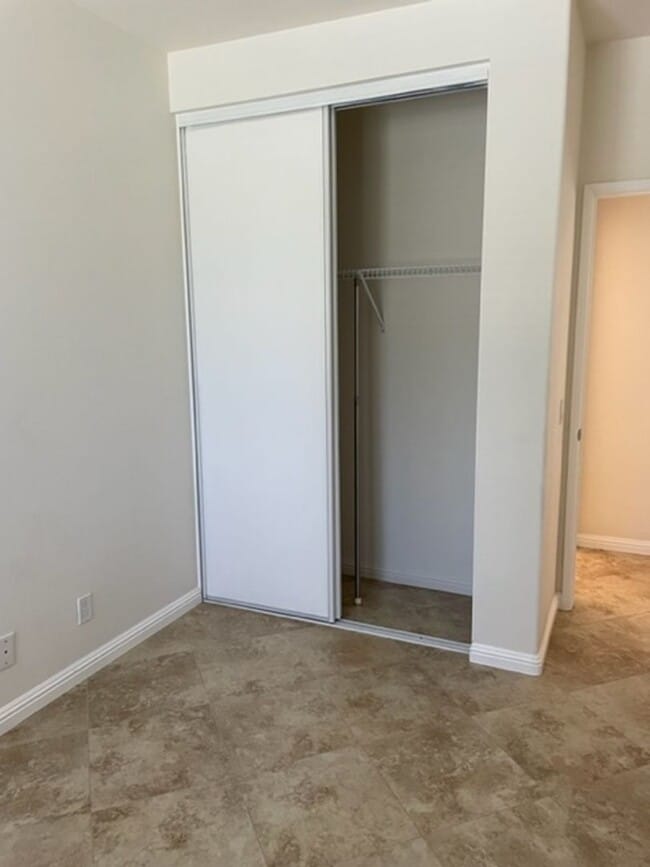 Building Photo - 2 Bedroom in Beautiful Tustin Golf Community