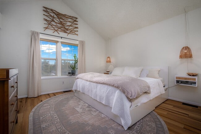 Building Photo - Stunning Townhome with Mountain Views in R...