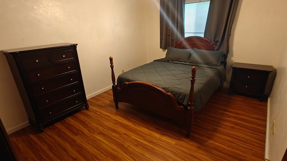 Building Photo - 2705 Treeview Dr