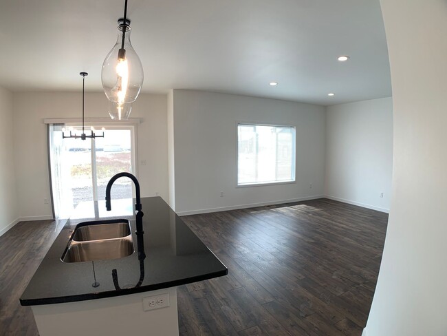 Building Photo - 3 Bed 2.5 Bath Single Family Home