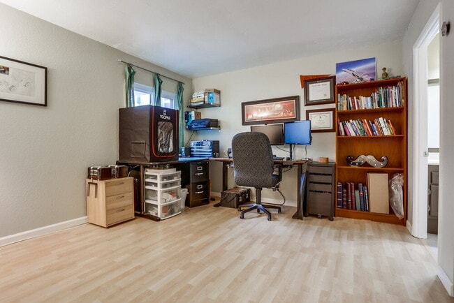 Building Photo - Welcome to this beautiful 1,042 sq. ft. condo offering modern comfort in a prime location!