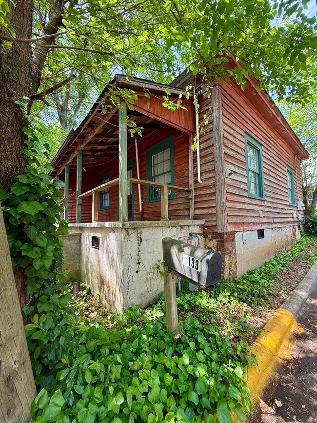 Building Photo - Two Bedroom with Great Screened Porch!