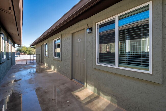 Building Photo - Starlight Apartments