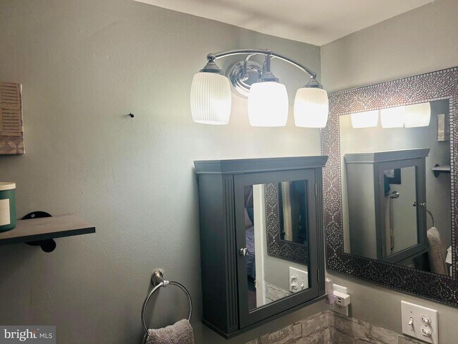 Building Photo - 60104 Delaire Landing Rd