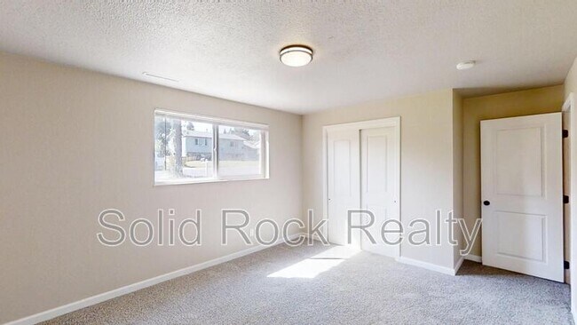 Building Photo - 1618 Shasta Dr