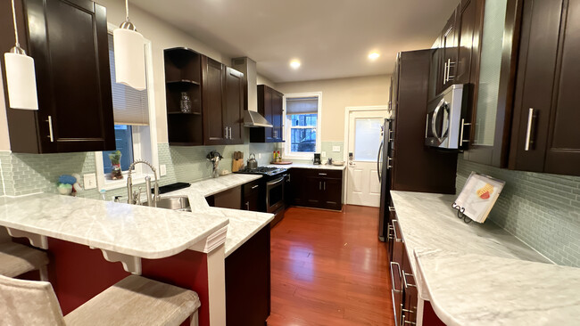 Kitchen - Fully loaded - 158 R St NE