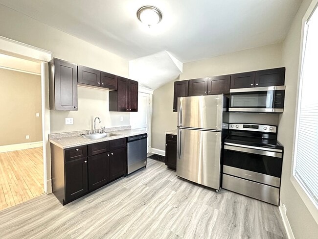 Building Photo - AVAILABLE JUNE - Beautifully Renovated 4 Bed 1 Bath in East Hillside