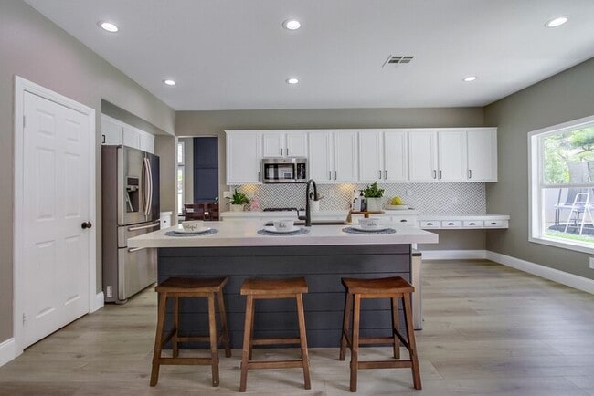 Building Photo - 3207 Meadow Side Pl