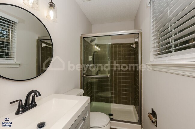Building Photo - Freshly renovated 3 bedroom / 2 full bath home with 1,679 sq/ft of space!