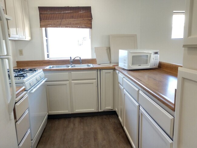 Building Photo - Quiet & Cozy Ojai (Meiner's Oaks) Cottage With Plenty Of Yard. Offers Gardening Possibilities Gal...