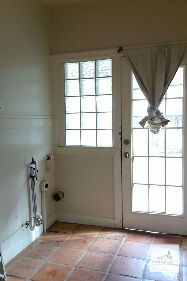 Building Photo - Beautiful 3 Bedroom home located in the Hi...