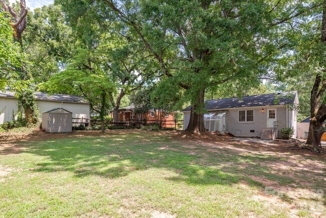 Building Photo - 1129 Eastview Dr