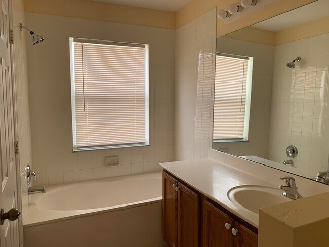 Building Photo - 2155 SE Bell Isle Dr