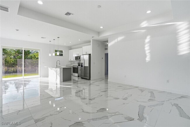 Building Photo - 406 Genoa Ave S