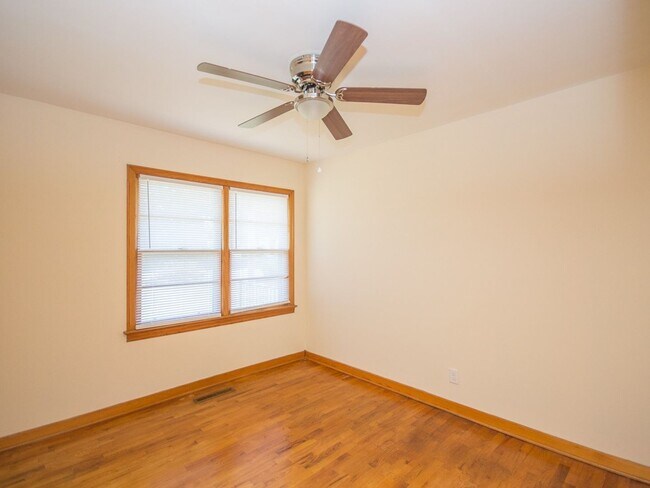 Building Photo - 707 Hine St N