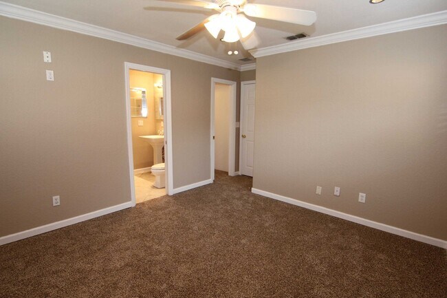 Building Photo - 4/2 with Huge Fenced Yard in Lovely Oviedo