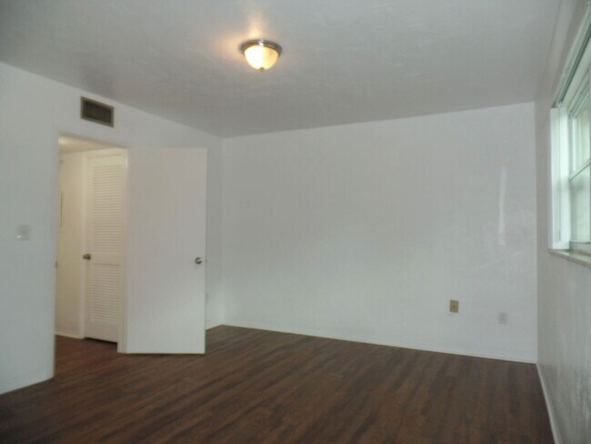 Building Photo - Updated, spacious one bedroom