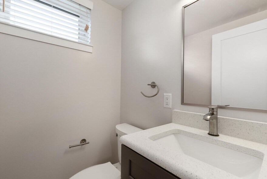 Building Photo - 903 Main St