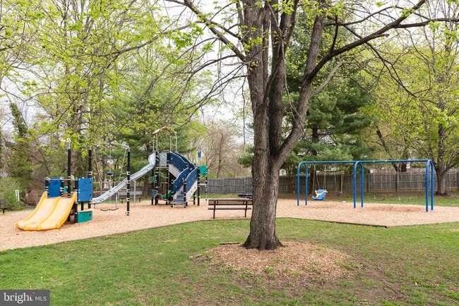 Building Photo - 9004 Roundleaf Way