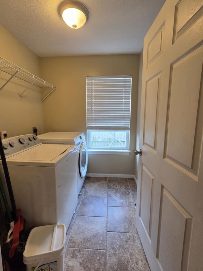Building Photo - Large family corner lot home for rent!