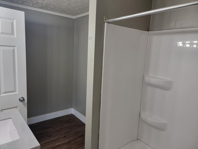 Building Photo - Awesome Remodeled  3 bedroom 2 bath single...