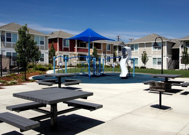 Building Photo - Grove at Sunset Court