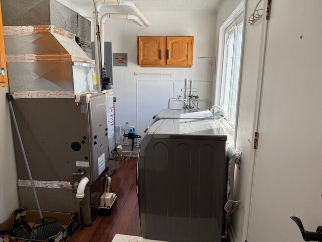 Building Photo - 3 bedroom 1 bath ranch style home