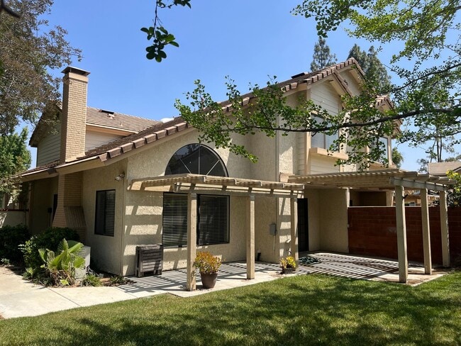 Building Photo - Spacious 3 bedroom, 2.5 bath duplex with private backyard for rent