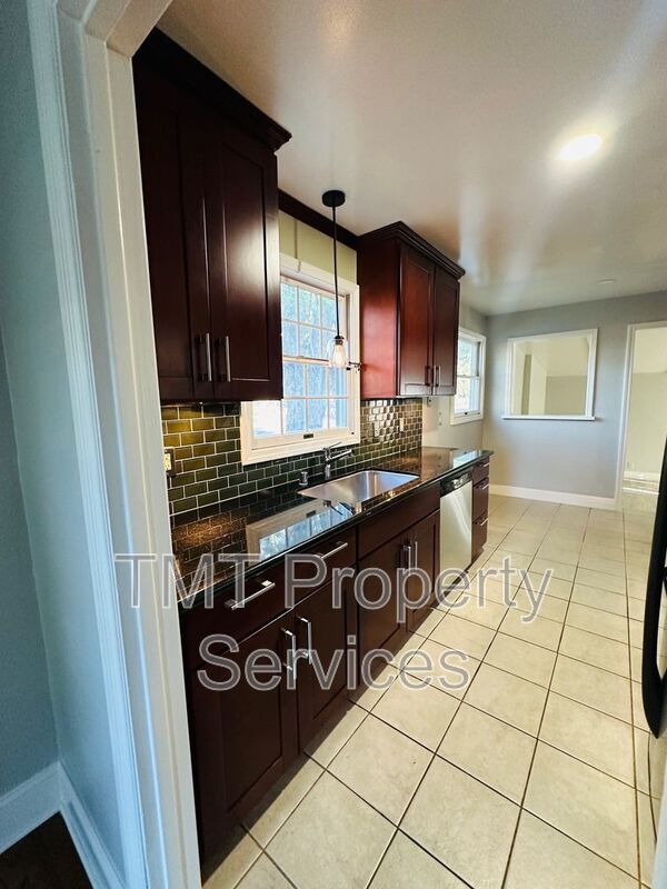 Building Photo - 5536 D St