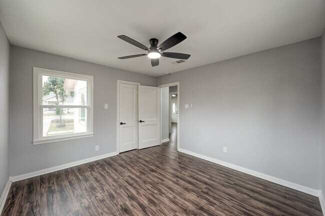 Building Photo - 513 Barkley St