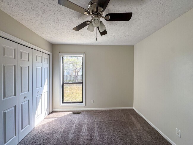 Building Photo - Beautiful 3 Bed 2 Bath Home with Fenced Backyard