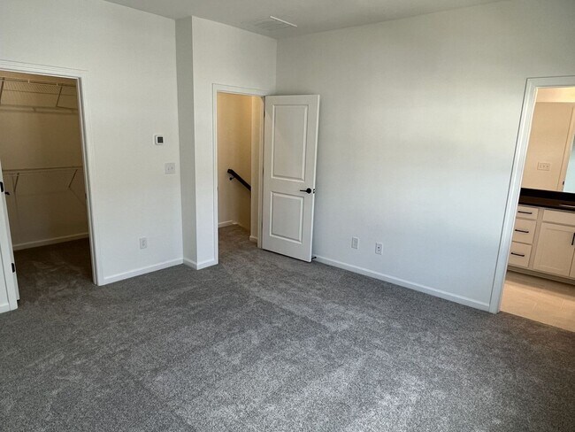 Building Photo - Brand New 4 Bed Townhome in North Charlotte!