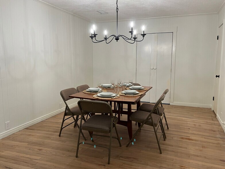 Building Photo - 1000 E Walnut St