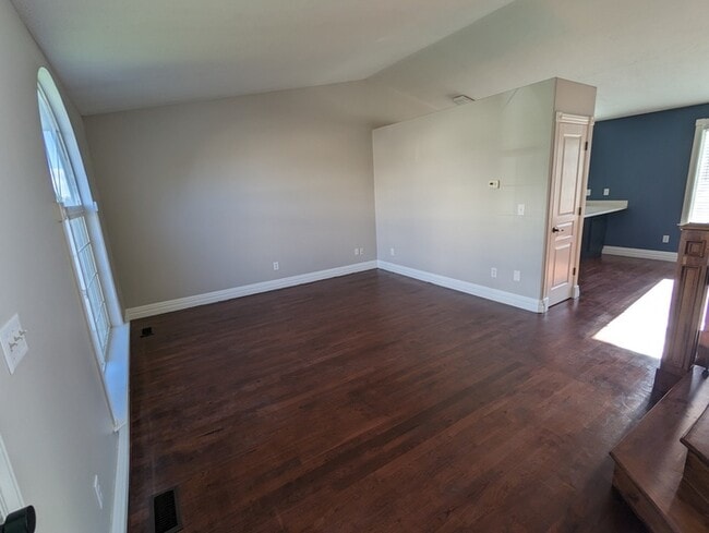 Building Photo - Updated 4 bedroom 3 bath Home