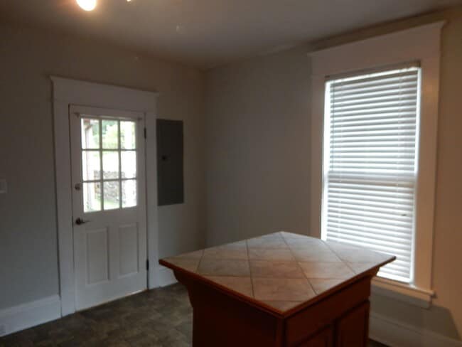 Building Photo - Spacious 3 BR home in Old SW, close to YMC...