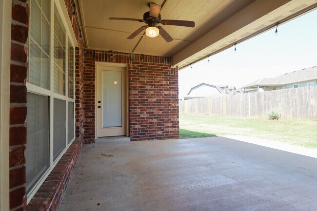 Building Photo - Spacious 4 bedroom 3 bathroom home In Sand Springs