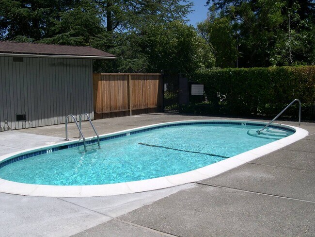 Building Photo - Victorian Style Home Close to Downtown