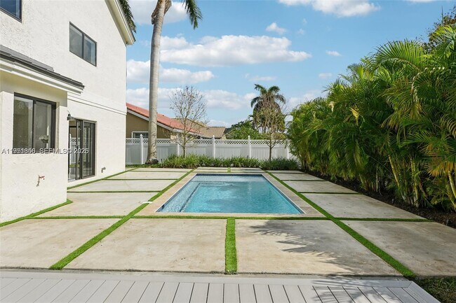 Building Photo - 20160 NW 9th Dr