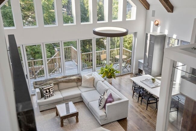 Building Photo - 719 E 2nd St