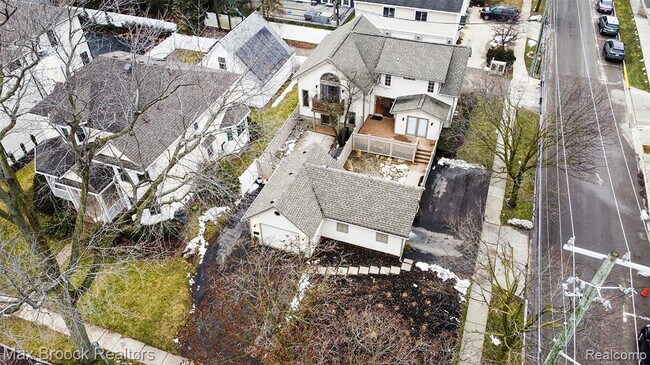 Building Photo - 343 S Elm St