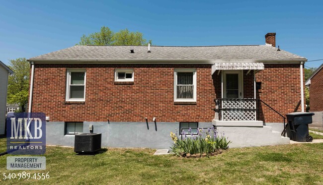 Building Photo - 3 Bedroom, 1 Bath, Ranch Located in NW Roa...