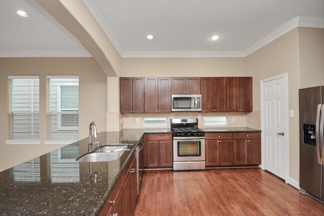 Building Photo - 1137 W 24th St