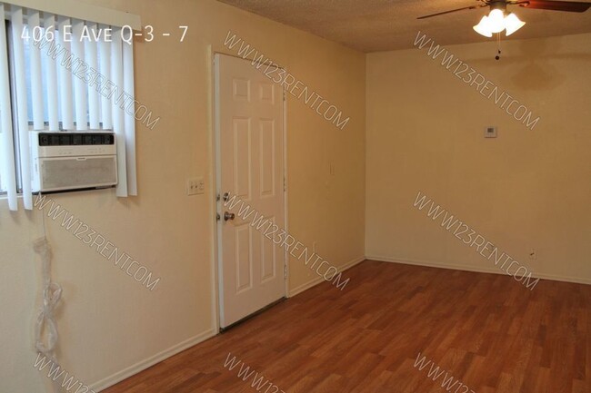 Building Photo - 1BD/ 1BATH 2ND FLOOR APT EAST PALMDALE