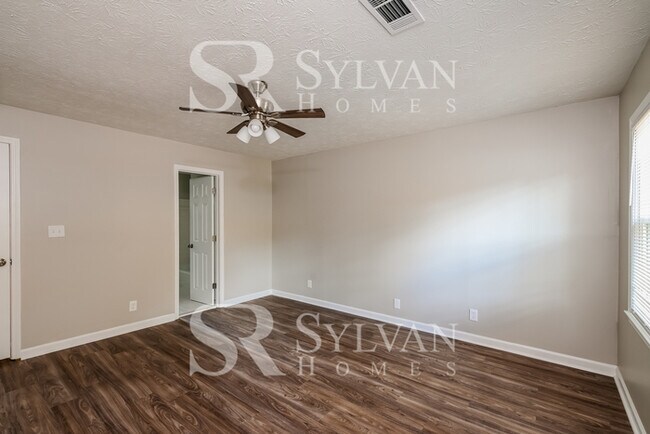 Building Photo - Fall in love with this beautiful 3 bedroom, 2.5 bathroom home